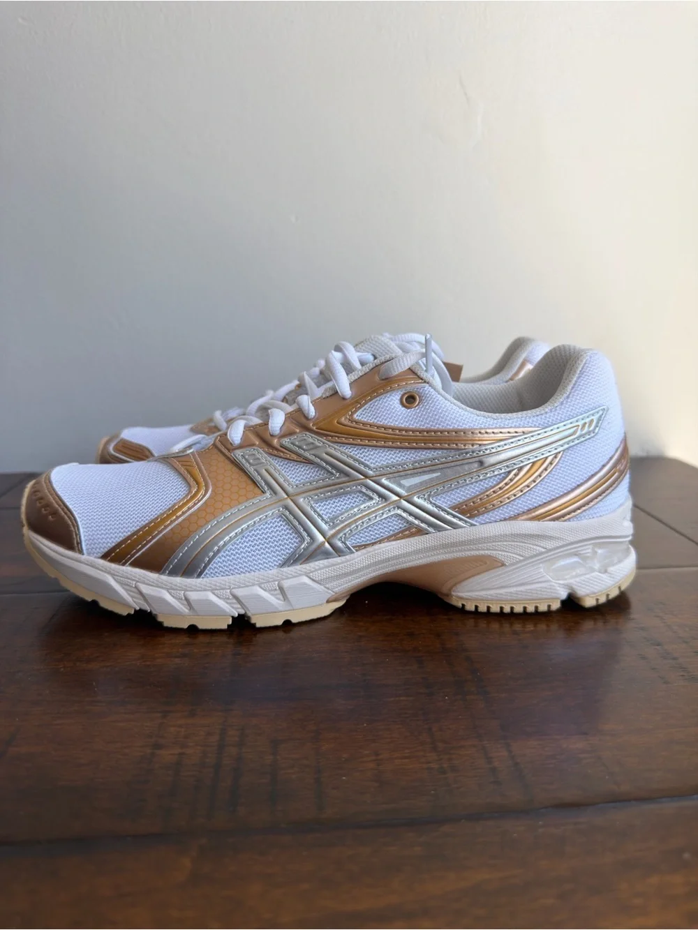 ASICS Gel DS Trainer 14 White Gold Silver 1203B102 100 Men Size 7 Women Size 8.5